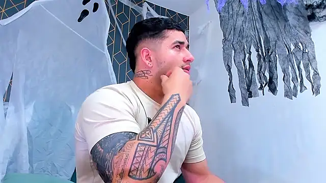 Snapshot of king_falconer chatting on October 2025 03:39:02 AM king falconer online show from October 2025 03:39:02 AM