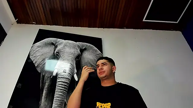 Snapshot of king_falconer chatting on November 2025 12:35:01 AM king falconer online show from November 2025 12:35:01 AM