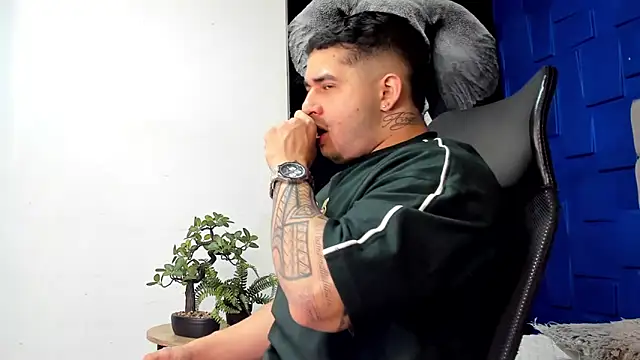 Snapshot of king_falconer chatting on November 2025 12:46:02 AM king falconer online show from November 2025 12:46:02 AM