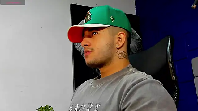 Snapshot of king_falconer chatting on November 2025 11:32:01 PM king falconer online show from November 2025 11:32:01 PM