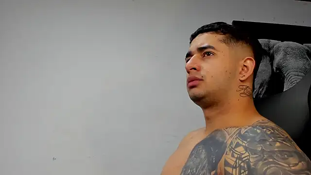 Snapshot of king_falconer chatting on November 2025 01:22:01 AM king falconer online show from November 2025 01:22:01 AM