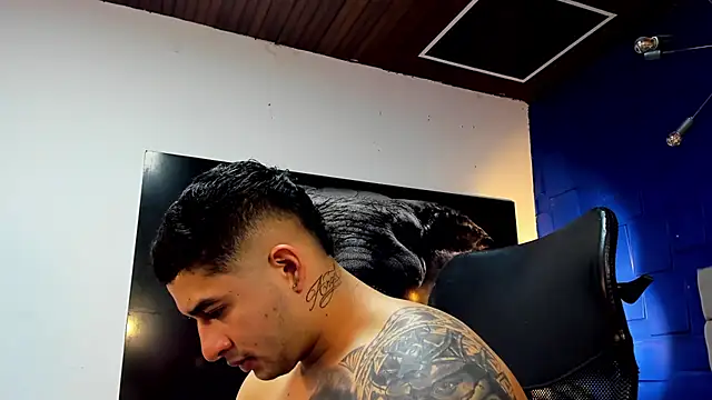 Snapshot of king_falconer chatting on November 2025 01:16:01 AM king falconer online show from November 2025 01:16:01 AM