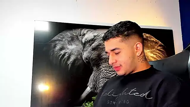 Snapshot of king_falconer chatting on November 2025 03:18:02 AM king falconer online show from November 2025 03:18:02 AM