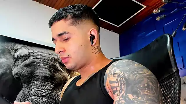 Snapshot of king_falconer chatting on November 2025 11:19:02 PM king falconer online show from November 2025 11:19:02 PM