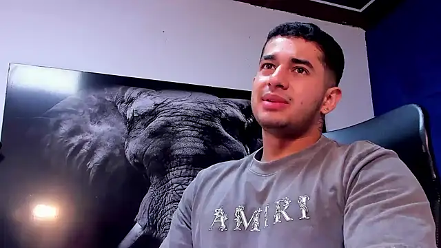 Snapshot of king_falconer chatting on December 2025 02:32:02 AM king falconer online show from December 2025 02:32:02 AM