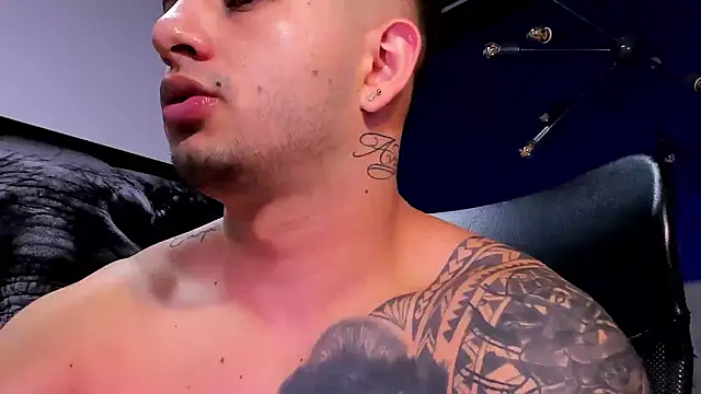 Snapshot of king_falconer chatting on December 2025 01:44:02 AM king falconer online show from December 2025 01:44:02 AM