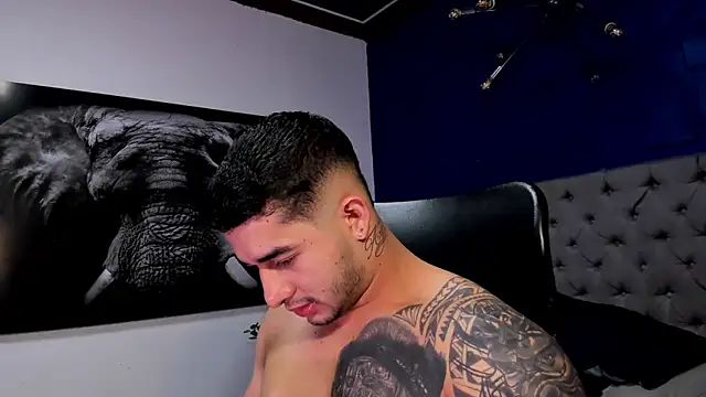 Snapshot of king_falconer chatting on December 2025 12:50:02 AM king falconer online show from December 2025 12:50:02 AM