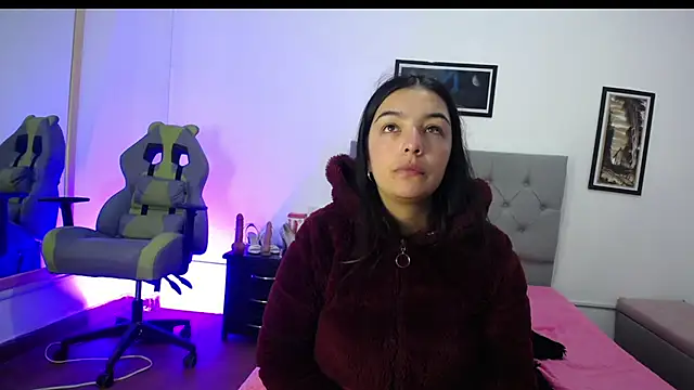 Esmeraldaa- online show from October 2025 03:56:01 AM