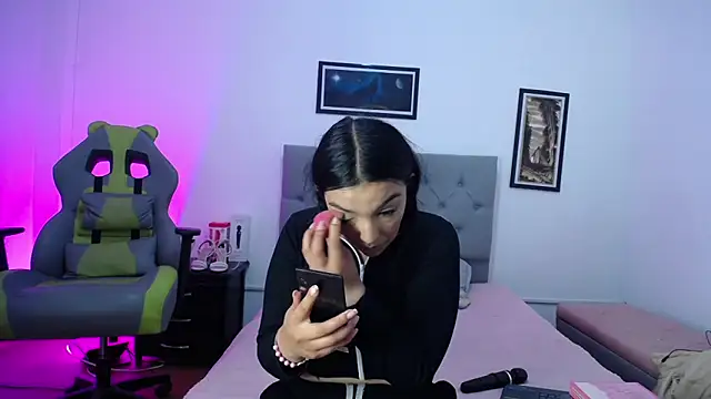 Esmeraldaa- online show from October 2025 04:13:02 AM