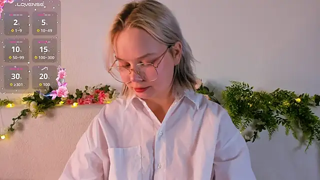 girlllsooft online show from October 2025 05:32:02 PM