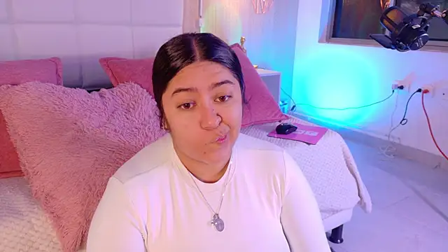 Snapshot of Leah_Bensson chatting on September 2025 02:50:01 PM Leah Bensson online show from September 2025 02:50:01 PM