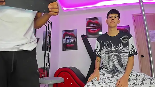 Snapshot of TWINKS_FRIENDS chatting on October 2025 07:18:02 AM TWINKS FRIENDS online show from October 2025 07:18:02 AM