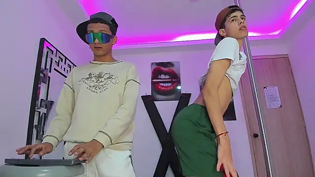 Snapshot of TWINKS_FRIENDS chatting on October 2025 07:08:02 AM TWINKS FRIENDS online show from October 2025 07:08:02 AM