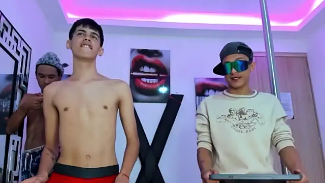 Snapshot of TWINKS_FRIENDS chatting on October 2025 02:45:02 AM TWINKS FRIENDS online show from October 2025 02:45:02 AM