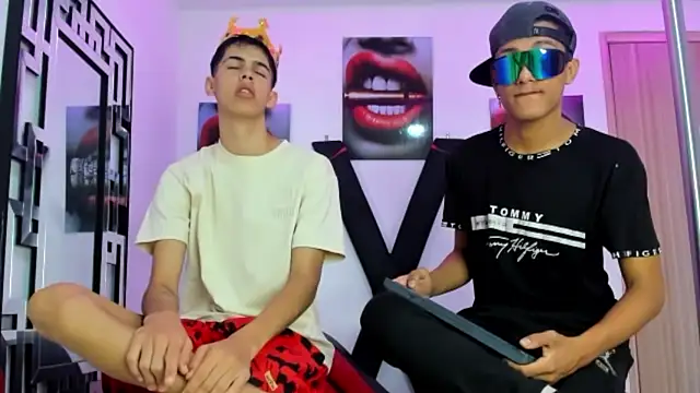 Snapshot of TWINKS_FRIENDS chatting on October 2025 07:23:02 AM TWINKS FRIENDS online show from October 2025 07:23:02 AM