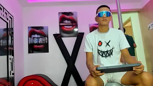 Snapshot of TWINKS_FRIENDS chatting on October 2025 07:20:01 AM TWINKS FRIENDS online show from October 2025 07:20:01 AM