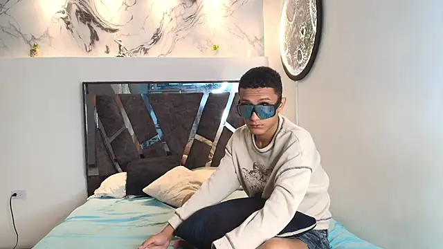 Snapshot of TWINKS_FRIENDS chatting on November 2025 07:41:02 AM TWINKS FRIENDS online show from November 2025 07:41:02 AM