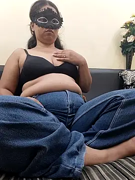 Iampriyaaa15 online show from October 2025 10:24:01 AM