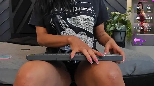 zoe martins  online show from October 2025 05:21:01 PM