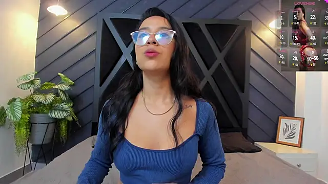 zoe martins  online show from October 2025 05:35:01 PM