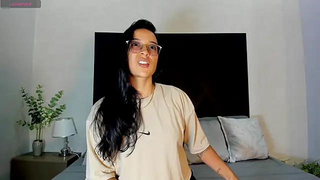 zoe martins  online show from June 2026 05:35:02 PM