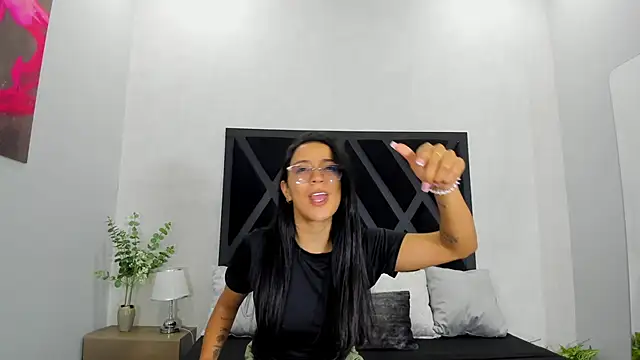 zoe martins  online show from June 2026 05:36:02 PM