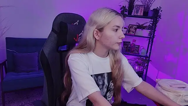 AuroraWrenfield online show from September 2025 10:39:02 AM