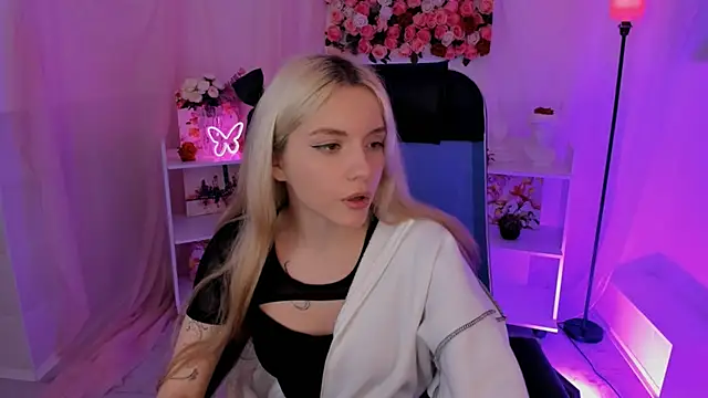 AuroraWrenfield online show from September 2025 10:39:02 AM