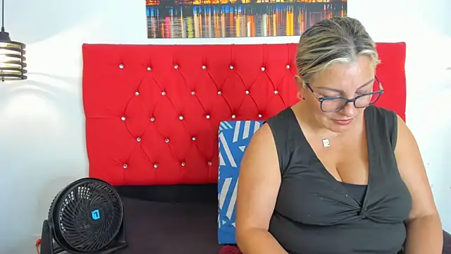 carolinacrus01 online show from October 2025 05:13:02 PM