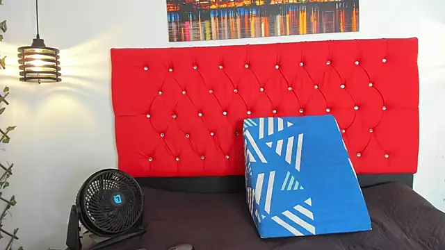 carolinacrus01 online show from October 2025 04:52:01 PM