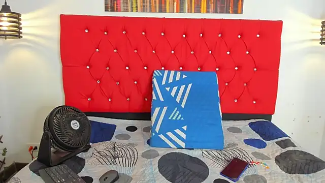 carolinacrus01 online show from November 2025 01:22:01 PM