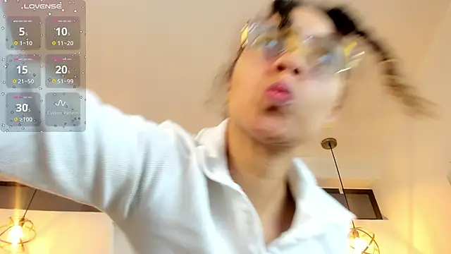 Hanna Cornee  online show from November 2025 01:39:02 PM