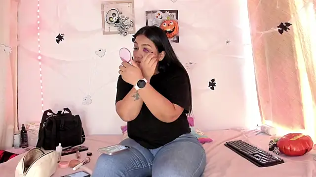 selena jhonson online show from November 2025 01:24:01 PM