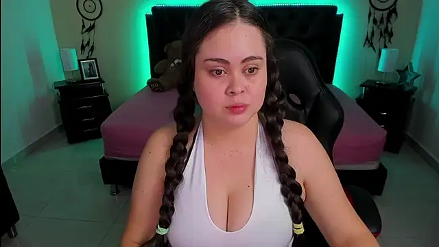 Snapshot of LolaVillalobos chatting on October 2025 01:32:01 PM LolaVillalobos online show from October 2025 01:32:01 PM