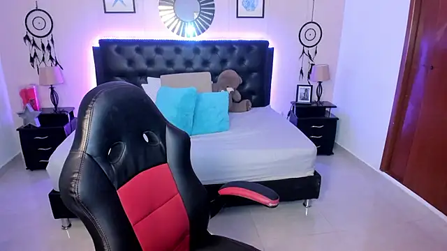 LolaVillalobos online show from April 2026 12:18:01 PM