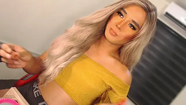 Snapshot of SissifyMeNow chatting on October 2025 10:18:01 PM SissifyMeNow online show from October 2025 10:18:01 PM