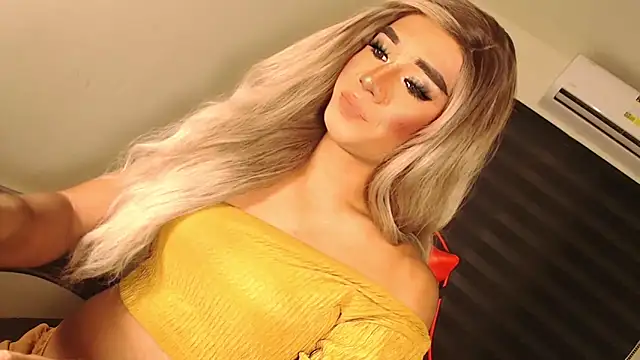 Snapshot of SissifyMeNow chatting on October 2025 07:36:02 PM SissifyMeNow online show from October 2025 07:36:02 PM