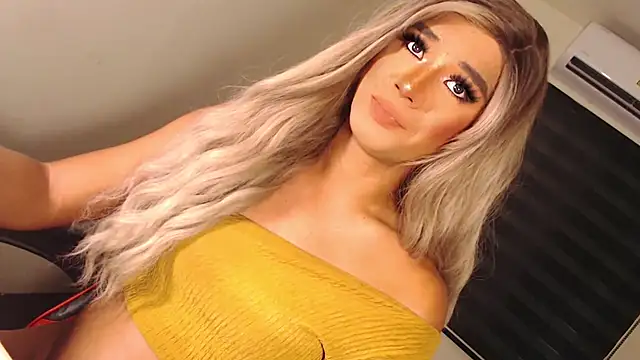 Snapshot of SissifyMeNow chatting on October 2025 12:41:02 AM SissifyMeNow online show from October 2025 12:41:02 AM