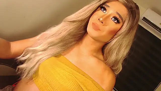 Snapshot of SissifyMeNow chatting on October 2025 04:13:02 PM SissifyMeNow online show from October 2025 04:13:02 PM