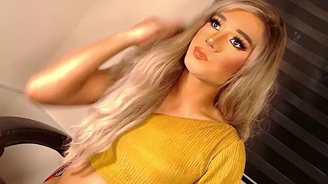 Snapshot of SissifyMeNow chatting on November 2025 11:18:02 PM SissifyMeNow online show from November 2025 11:18:02 PM