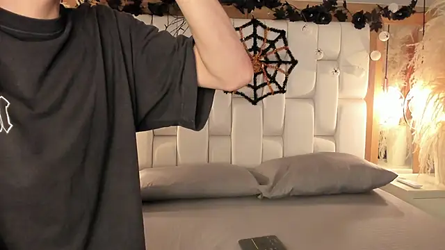 Daphne And Roger online show from October 2025 11:32:02 AM