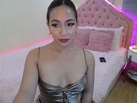 Snapshot of ur_seductivelaura chatting on May 2026 05:43:01 PM ur seductivelaura online show from May 2026 05:43:01 PM