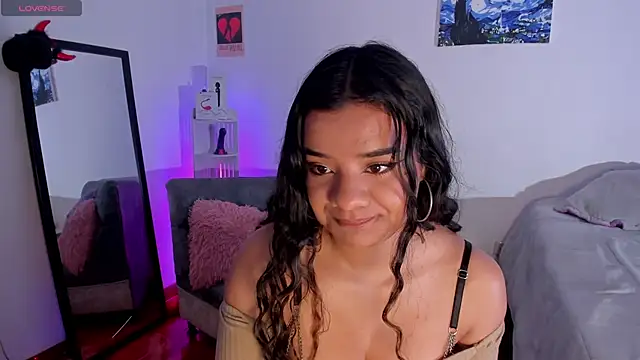 Shophie thoopson online show from May 2026 08:28:01 PM