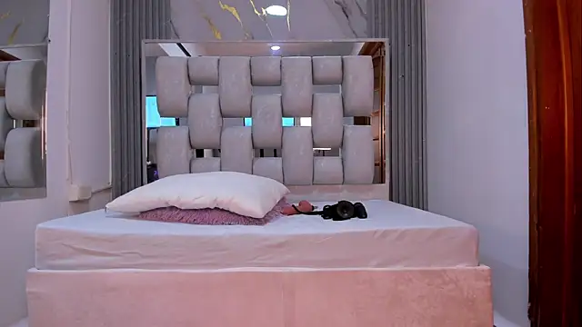 Wonderkloe  online show from May 2026 07:52:01 PM