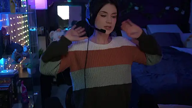 littlelune online show from February 2026 11:01:01 PM