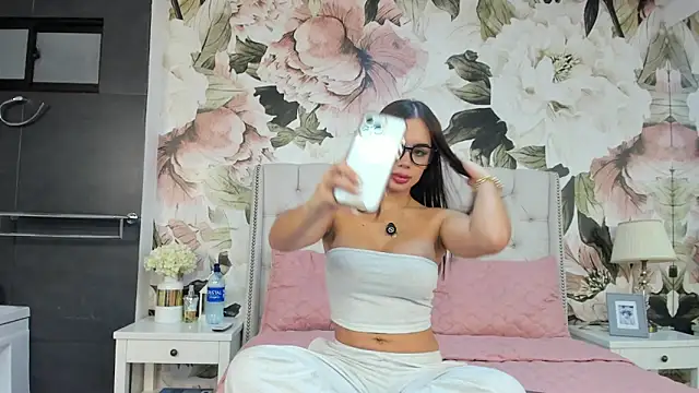 Snapshot of MaddyMay_ chatting on November 2025 09:03:01 PM MaddyMay online show from November 2025 09:03:01 PM