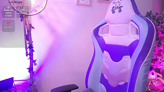 Snapshot of chloe_moons_ chatting on February 2026 11:16:02 PM chloe moons online show from February 2026 11:16:02 PM