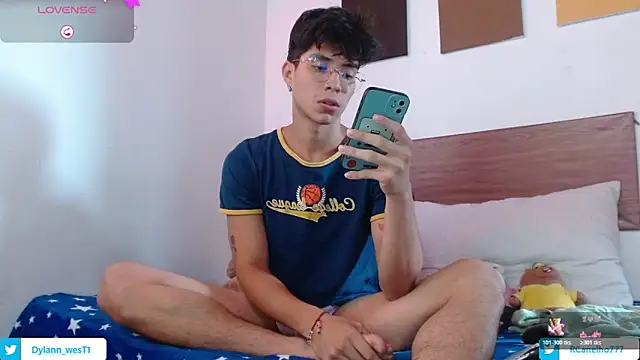 Snapshot of Dylann_west chatting on November 2025 06:32:01 PM Dylann west online show from November 2025 06:32:01 PM