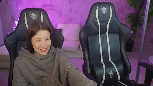 Snapshot of Selena_Glow chatting on October 2025 11:03:02 PM Selena Glow online show from October 2025 11:03:02 PM