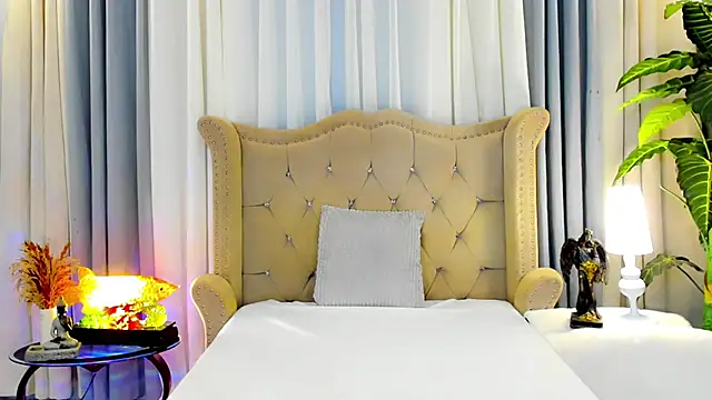 MochaliciousTransOnTop online show from April 2026 04:01:01 PM